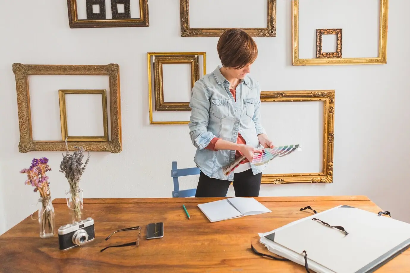 Eine Frau betrachtet unterschiedliche Farben der Palette.