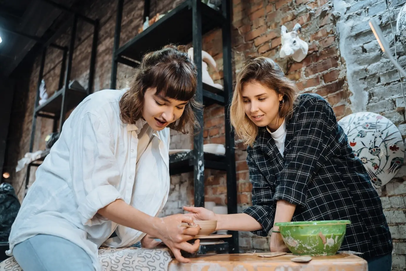 Herstellung eines handgefertigten Tontopfs. Töpferunterricht, Hobby.